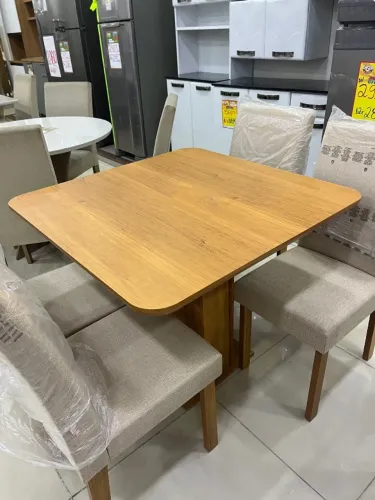 Mesa de jantar quadrada