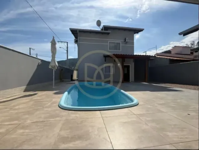 Casa com Piscina em Governador Celso Ramos