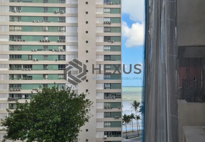 Apartamento com varanda e lazer na quadra mar da Praia das Pitangueiras, Guaruja