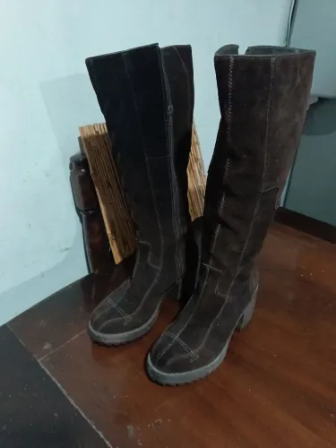 Bota cano longo camurça