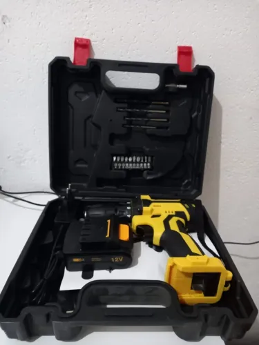 Parafusadeira 12v à bateria com maleta e acessórios.