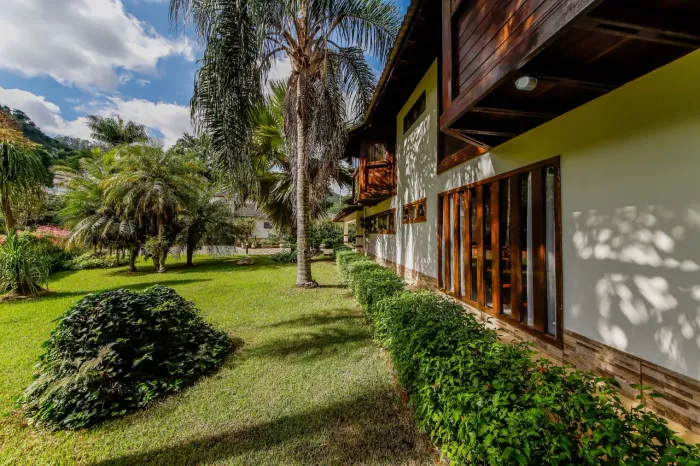 Uma casa única, em um terreno de mais de 3 mil m² para venda