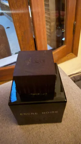 Vendo caixa e frasco de perfume Encre Noir para colecionador ou expositor
