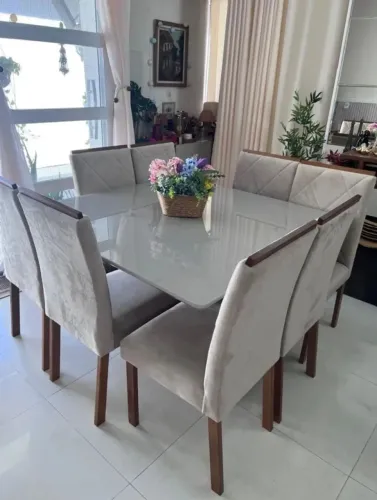 Mesa de vidro com 8 cadeiras