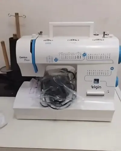 Máquina de Costura Elgin Genius Plus 31 pontos 127v