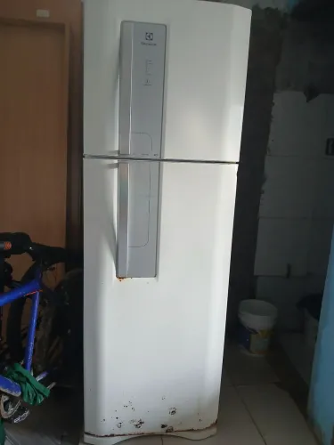 Geladeira gelando so em cima, pra tira peça