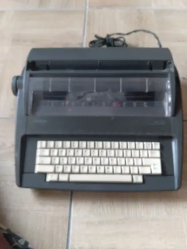 Vendo uma máquina de escrever BROTHER elétrica, em bom estado.