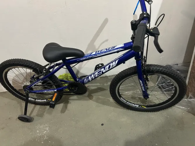Bicicleta infantil aro 20 semi nova - pouco uso