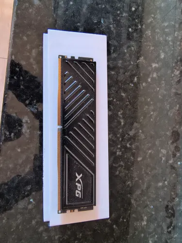 Memória RAM XPG Gammix D35 DDR4 de 16GB a 3200MHz.