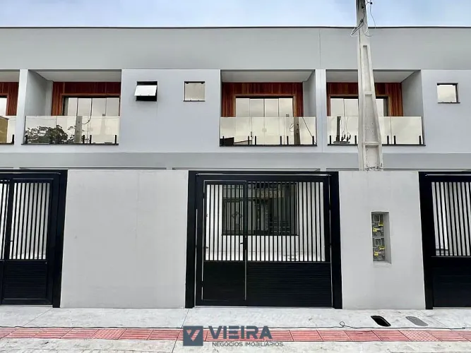 Sobrado a Venda no bairro Rio Pequeno - Camboriú, SC