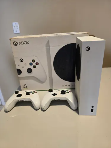 Xbox series S com 2 controles, carregador e pilhas (troco por switch oled desbloqueado)