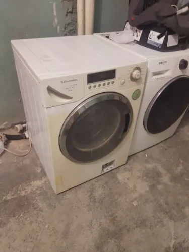 Máquina Eletrolux lava e seca pra aproveitamento de peças , placa ótima 