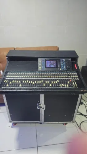 Mesa Digital Yamaha LS9-32 32 Canais