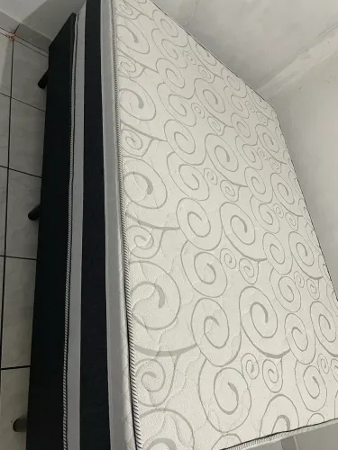 Vendo cama Box novíssima, sem marcas de uso.