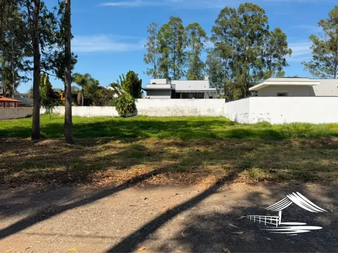 Terreno plano a venda no Ninho Verde 1, ao lado do asfalto, pronto para construir