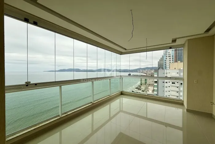 Cobertura duplex com 4 suítes e vista para o mar em Itapema
