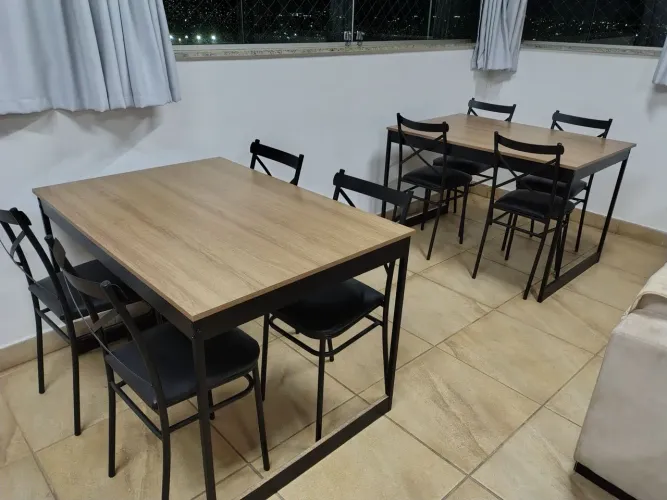 Mesa tampo em MDF e pés de ferro