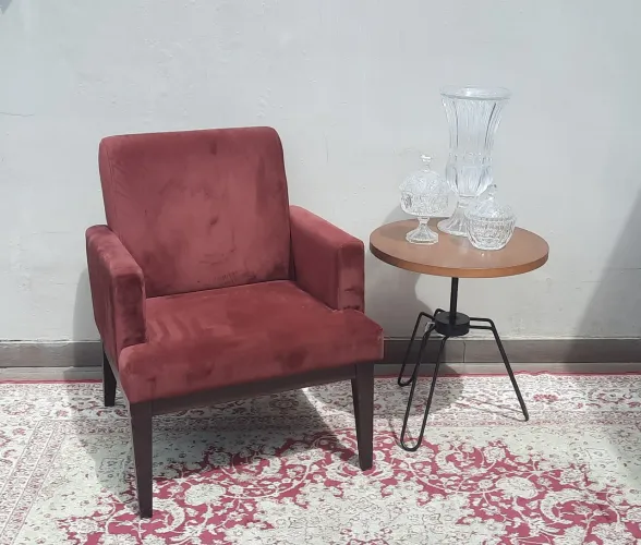 Poltrona vinho com tecido de veludo 