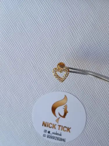 Piercing Dourado Tragus Pino de Aço e Coração Cravejado