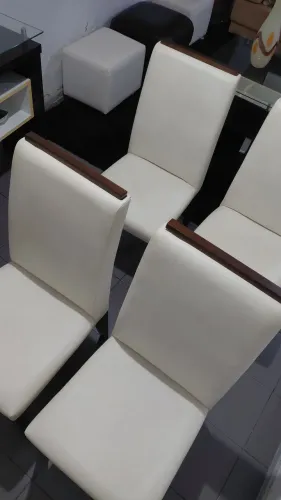 Cadeiras De Acolchoado Branco com Encosto