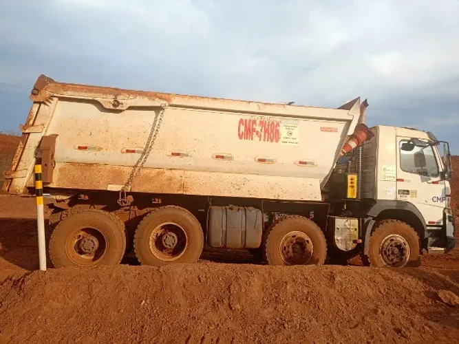 CAMINHÃO BASCULANTE VOLVO FMX 500 8X4