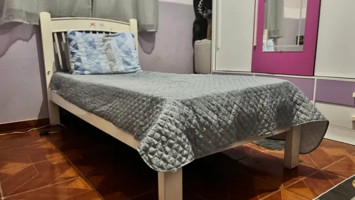 Vendo Cama de Solteiro de Madeira + Colchão