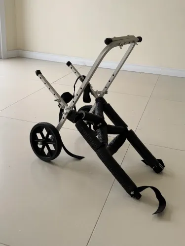 Cadeira de rodas para cachorro