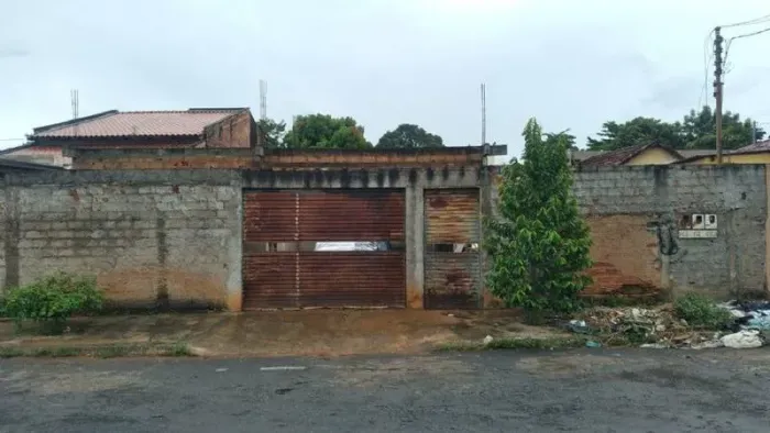 VENDE - SE UMA CASA NA VILA IRANY, PRÓXIMO A AVENIDA LESTE OESTE.