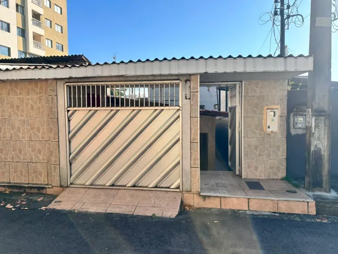 Alugo Casa ampla bem localizada