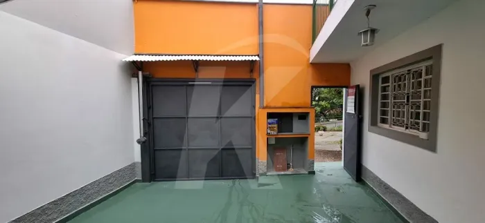 Casa para locação com 2 quartos, sendo 1 suíte, sala ampla e 1 vaga no bairro Parada Ingle