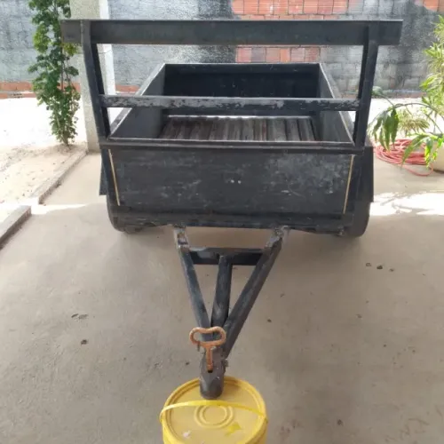 Vende-se um reboque para carro.