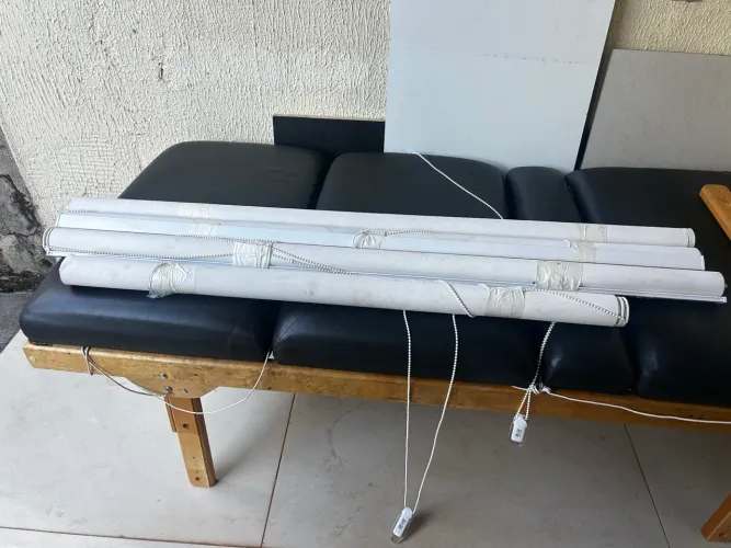 Cortinas de rolo ou persiana.