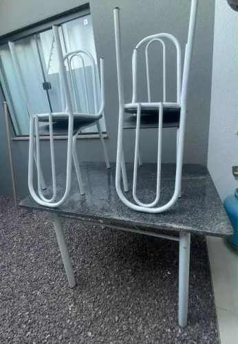 Vendo mesa de mármore com 04 cadeiras