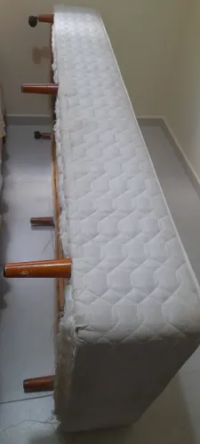 Base e colchão de cama de solteiro