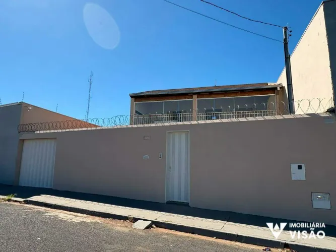 CASA À VENDA COM 03 QUARTOS, 01 SUÍTE, 02 VAGAS NO BAIRRO MANOEL MENDES