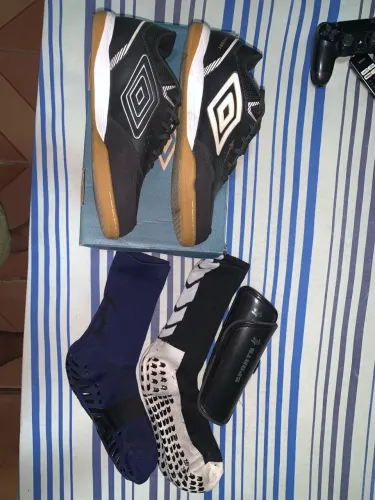Society umbro X-COMFORT, 2 meias ante-derrapante( 1 já tá usada) e 1 caneleira.