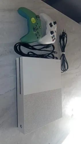 Xbox one S ? completo <br><br>2 controle completo <br><br>2 jogo =<br><br> gta 5 <br><br>call of DUTYhwjwj