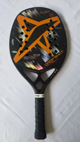 Raquete de beach tennis drop shot, com gripe.