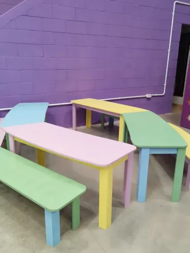 Mesa de atividades grande colorida para escola ou buffet infantil