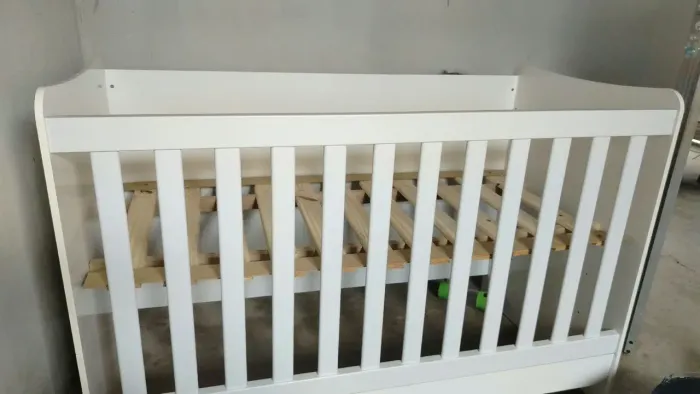 Vende um berço semir novo