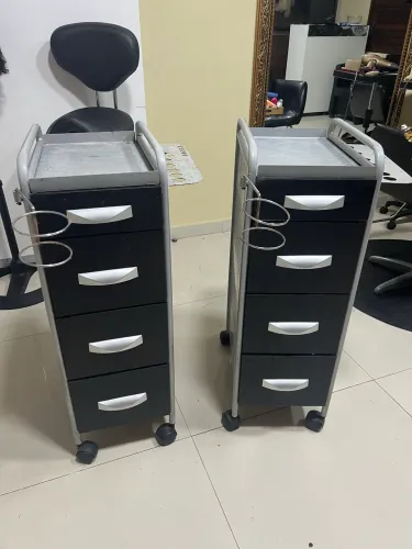 2 carrinhos auxiliares para salão de beleza 