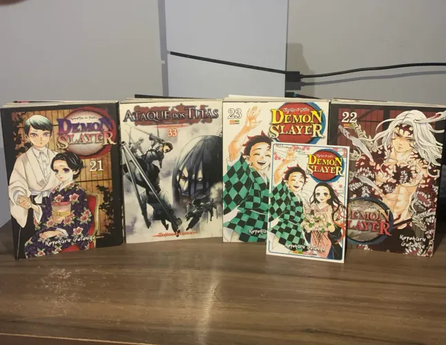 Coleção de mangá Demon Slayer e Ataque dos Titãs