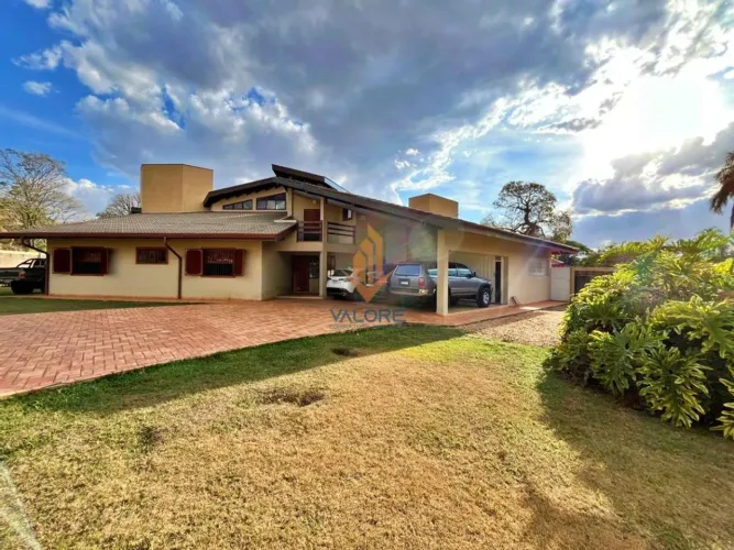 Linda casa em conceito rústico, com terreno de 3.457m², piscina, sauna e quadra de tênis n