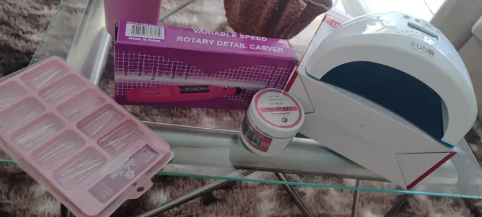 Kit para fazer unha em gel.