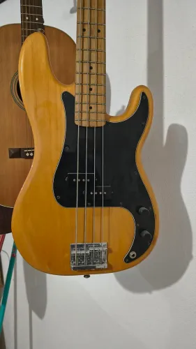 Baixo squier