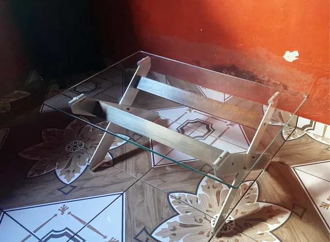 Vendo uma mesinha de vidro valor : 180$ para vim buscar no São Lázaro