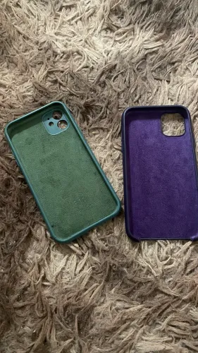 Kit com 2 Capinhas para iPhone 11 Verde Musgo e Roxa em Ótimo Estado