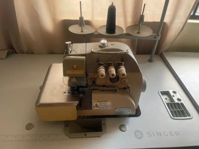 Máquina Overloque e Reta Novas