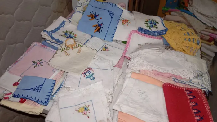 Tecidos, bordados e crochê para artesanato 