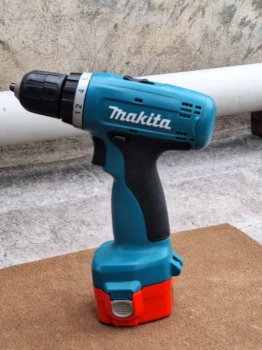 Furadeira e Parafusadeira Makita 6270D